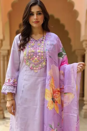 Women Floral Embroidered Regular Thread Work Kurta with Trousers & With Dupatta