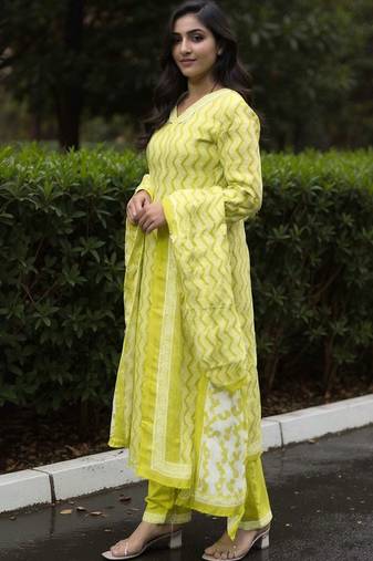 Women Printed Regular  Cotton Kurta with Trousers & With Dupatta