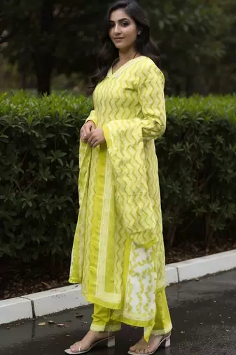 Women Printed Regular Pure Cotton Kurta with Trousers & With Dupatta