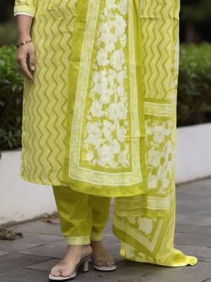 Women Printed Regular Pure Cotton Kurta with Trousers & With Dupatta 3