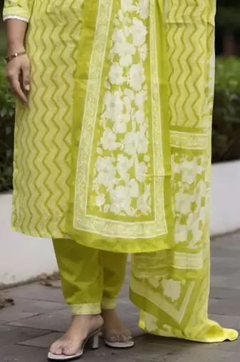 Women Printed Regular Pure Cotton Kurta with Trousers & With Dupatta