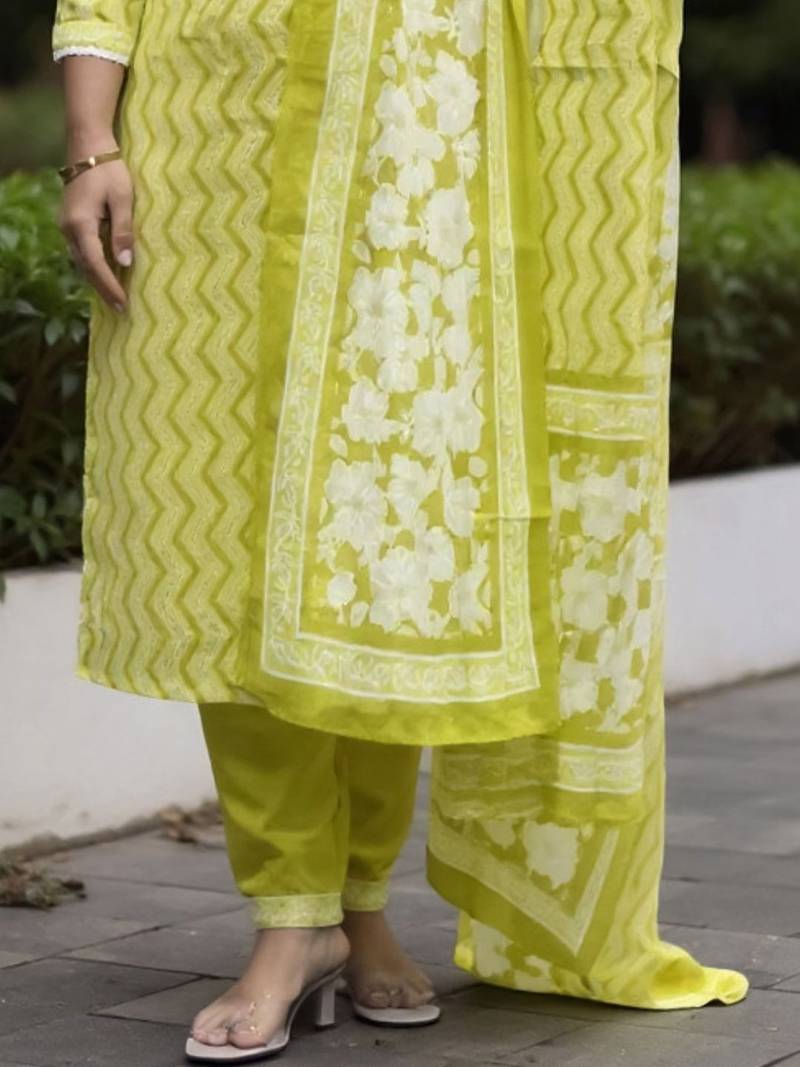 Women Printed Regular Pure Cotton Kurta with Trousers & With Dupatta