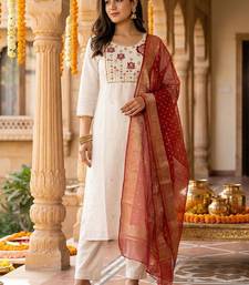 Women Floral Embroidered Regular Thread Work Kurta with Trousers & With Dupatta