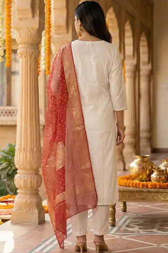 Women Floral Embroidered Regular Thread Work Kurta with Trousers & With Dupatta