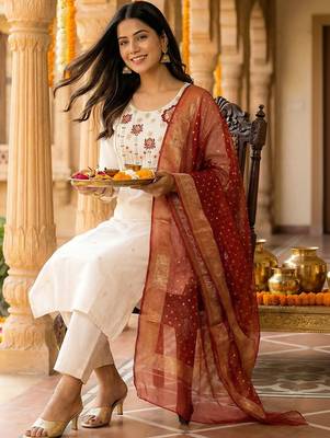 Women Floral Embroidered Regular Thread Work Kurta with Trousers & With Dupatta 4