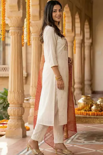 Women Floral Embroidered Regular Thread Work Kurta with Trousers & With Dupatta