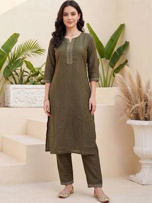 Women Ethnic Motifs Embroidered Regular Thread Work Kurta with Trousers 1