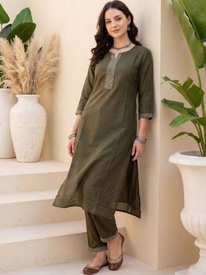 Women Ethnic Motifs Embroidered Regular Thread Work Kurta with Trousers 3