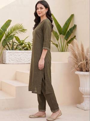 Women Ethnic Motifs Embroidered Regular Thread Work Kurta with Trousers 4