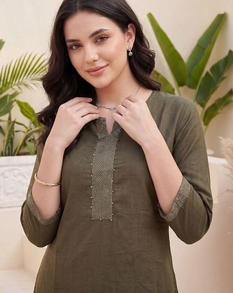 Women Ethnic Motifs Embroidered Regular Thread Work Kurta with Trousers