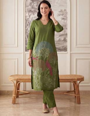Women Ethnic Motifs Embroidered Regular Thread Work Kurta with Trousers 1