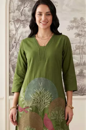 Women Ethnic Motifs Embroidered Regular Thread Work Kurta with Trousers