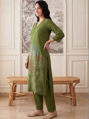 Women Ethnic Motifs Embroidered Regular Thread Work Kurta with Trousers 3