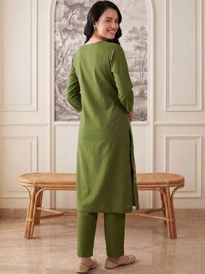 Women Ethnic Motifs Embroidered Regular Thread Work Kurta with Trousers 4