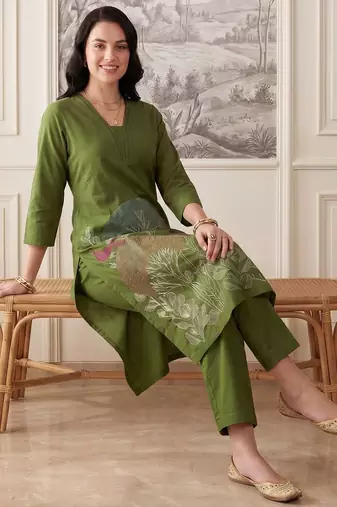 Women Ethnic Motifs Embroidered Regular Thread Work Kurta with Trousers