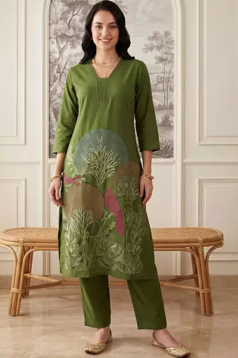 Women Ethnic Motifs Embroidered Regular Thread Work Kurta with Trousers