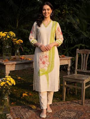 Women Floral Printed Regular Kurta with Trousers 1