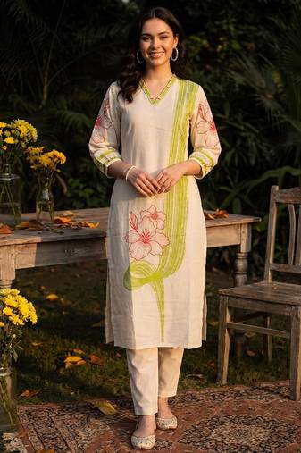 Women Floral Printed Regular Kurta with Trousers