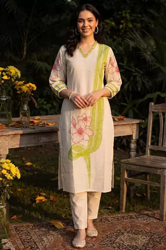 Women Floral Printed Regular Kurta with Trousers
