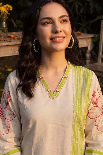 Women Floral Printed Regular Kurta with Trousers