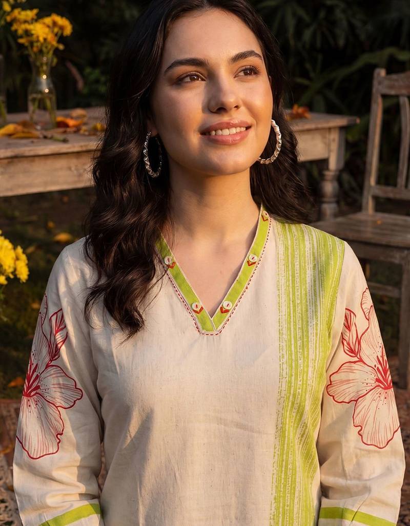 Women Floral Printed Regular Kurta with Trousers