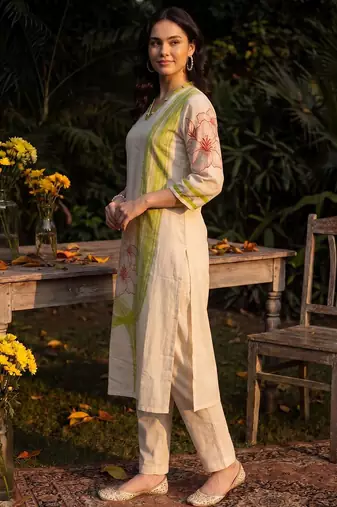 Women Floral Printed Regular Kurta with Trousers