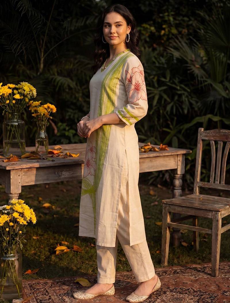 Women Floral Printed Regular Kurta with Trousers