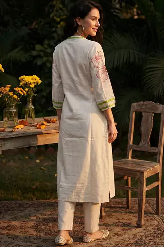 Women Floral Printed Regular Kurta with Trousers