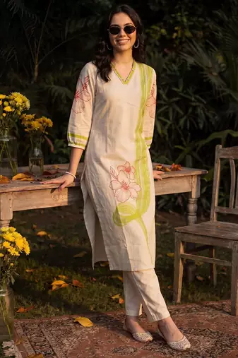 Women Floral Printed Regular Kurta with Trousers