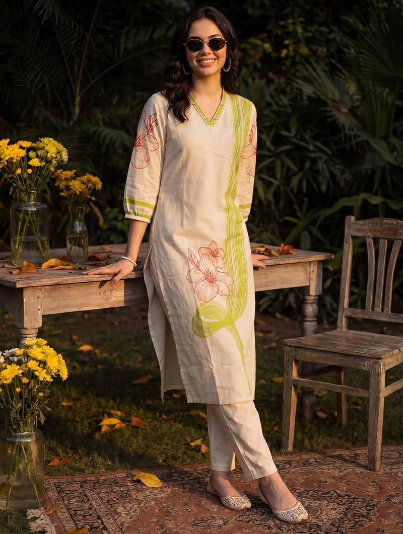 Women Floral Printed Regular Kurta with Trousers