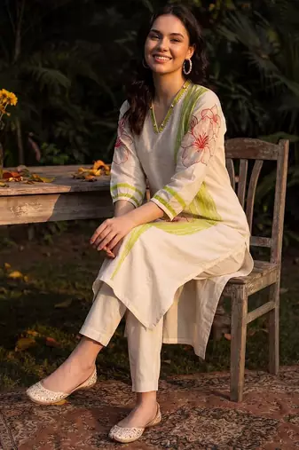 Women Floral Printed Regular Kurta with Trousers