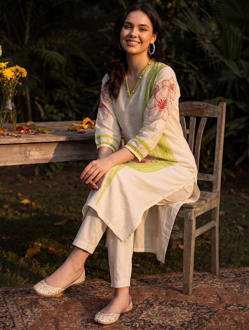 Women Floral Printed Regular Kurta with Trousers