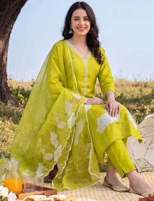 Women Floral Embroidered Regular Thread Work Kurta with Trousers & With Dupatta 1