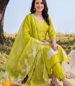 Women Floral Embroidered Regular Thread Work Kurta with Trousers & With Dupatta