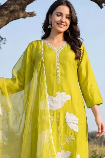 Women Floral Embroidered Regular Thread Work Kurta with Trousers & With Dupatta