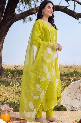 Women Floral Embroidered Regular Thread Work Kurta with Trousers & With Dupatta