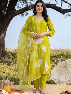 Women Floral Embroidered Regular Thread Work Kurta with Trousers & With Dupatta 4