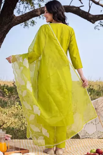 Women Floral Embroidered Regular Thread Work Kurta with Trousers & With Dupatta