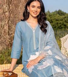 Women Floral Embroidered Regular Thread Work Kurta with Trousers & With Dupatta