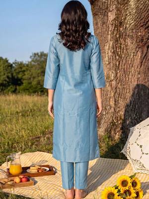 Women Floral Embroidered Regular Thread Work Kurta with Trousers & With Dupatta 3