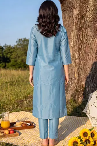 Women Floral Embroidered Regular Thread Work Kurta with Trousers & With Dupatta