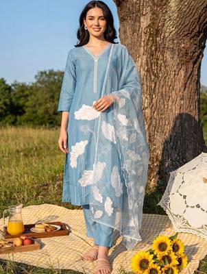 Women Floral Embroidered Regular Thread Work Kurta with Trousers & With Dupatta 4