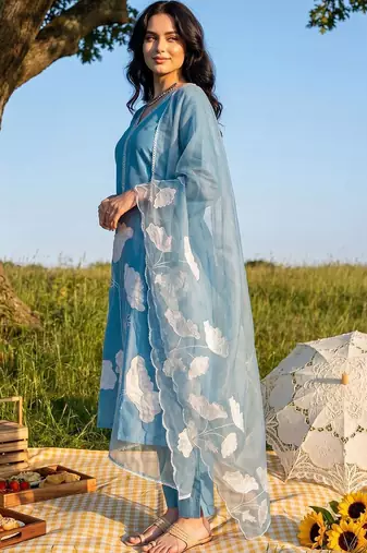 Women Floral Embroidered Regular Thread Work Kurta with Trousers & With Dupatta