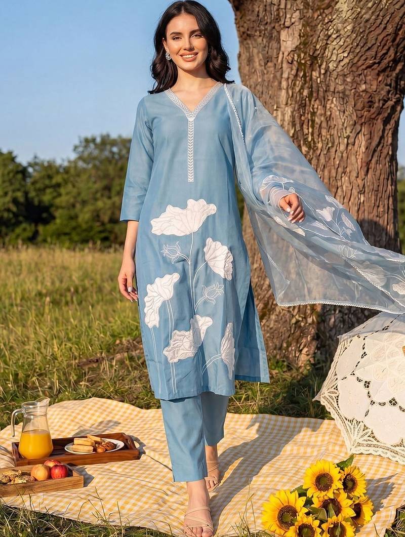 Women Floral Embroidered Regular Thread Work Kurta with Trousers & With Dupatta