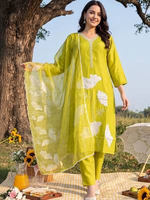Women Floral Embroidered Regular Chikankari Kurta with Trousers & With Dupatta 1