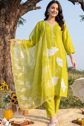 Women Floral Embroidered Regular Chikankari Kurta with Trousers & With Dupatta