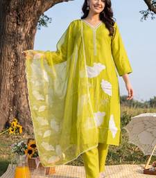 Women Floral Embroidered Regular Chikankari Kurta with Trousers & With Dupatta