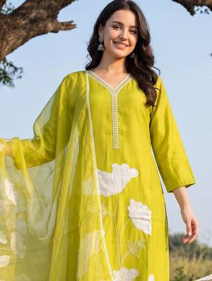 Women Floral Embroidered Regular Chikankari Kurta with Trousers & With Dupatta 2
