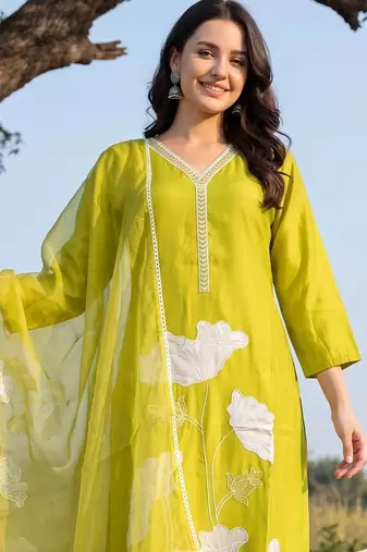 Women Floral Embroidered Regular Chikankari Kurta with Trousers & With Dupatta