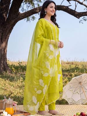 Women Floral Embroidered Regular Chikankari Kurta with Trousers & With Dupatta 3
